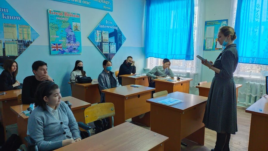 10 марта 2022 года с целью оказания профориентационной поддержки учащимся в процессе выбора профиля обучения и сферы будущей профессиональной деятельности преподавателем кафедры «Специальная и социальная педагогика» НАО «СКУ им. М. Козыбаева» Киселевой О.С. была организована встреча с обучающимися 11 класса КГУ «Средняя школа № 13» г. Петропавловска. Встреча была организована на базе школы. Старшеклассники с вниманием отнеслись к информации о направлениях подготовки, реализуемых на педагогическом факультете и на данной кафедре, о современных библиотечно-информационных услугах, предоставляемых студентам, магистрантам и сотрудникам, о возможности академической мобильности и обучении на разных языках. Особенно их заинтересовала информация о возможностях трудоустройства выпускников по образовательным программам «Специальная педагогика» и «Социальная педагогика и самопознание». Каждый школьник получил важную и необходимую информацию, в том числе в виде буклетов. Подводя итоги встречи со старшеклассниками, преподаватель кафедры «Специальная и социальная педагогика»  обратил внимание на то, что для благополучия общества необходимо, чтобы каждый выпускник школы находил более полное применение своим интересам, склонностям, не терял напрасно время, силы (да и средства) в поисках своего места в системе общественного производства, на котором мог бы принести наибольшую пользу и получить глубокое удовлетворение от своего труда.